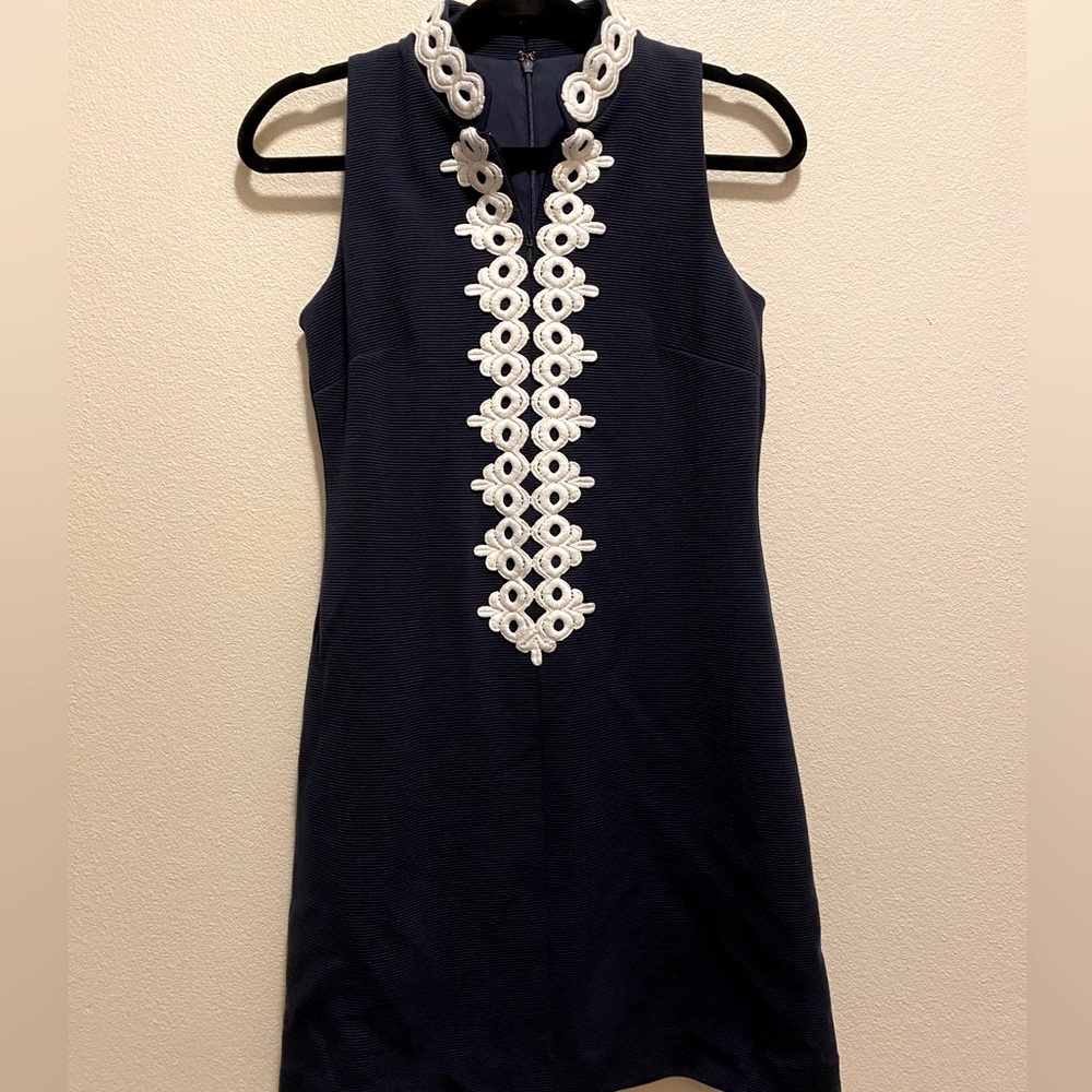 Lilly Pulitzer size XS navy blue dress with neck detail